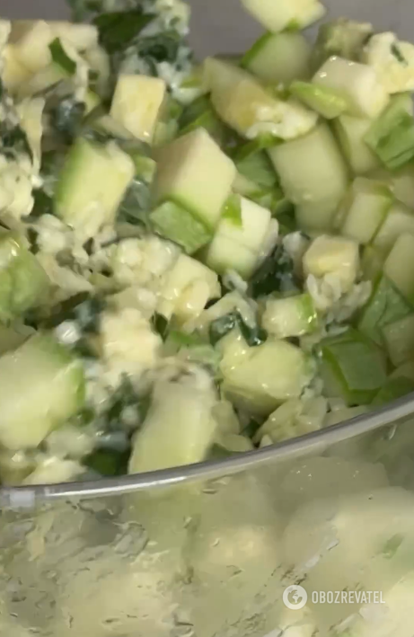 Summer zucchini salad with a delicious sauce: it is easy to prepare
