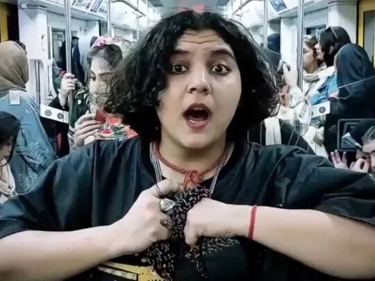 W Iranie kobieta zaśpiewała na ulicy piosenkę Amy Winehouse bez hidżabu i została aresztowana. Wideo