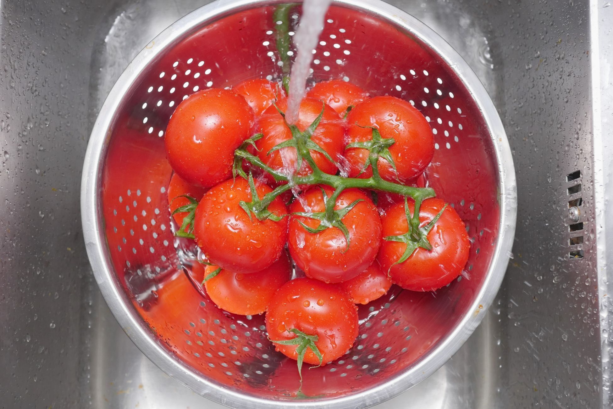 Tomatoes for the winter without sterilization: add carrot tops to the jar