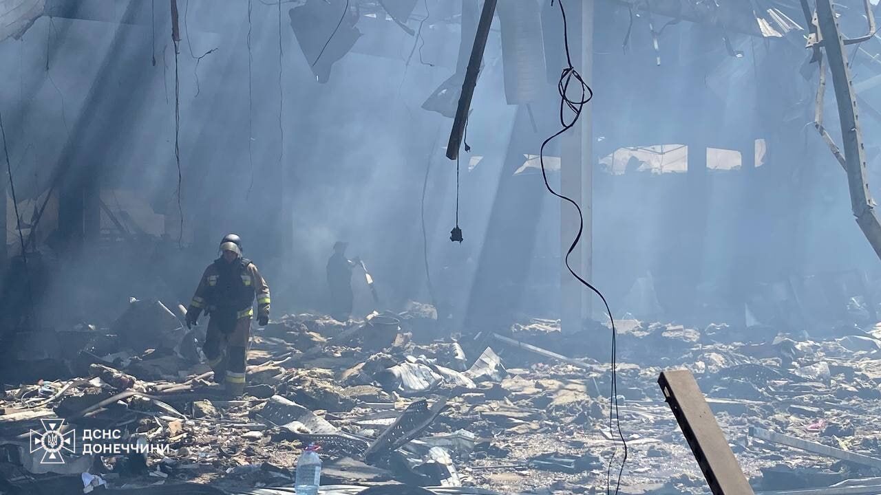 Russian attack on a shopping center in Kostiantynivka: 12 people killed, dozens wounded. Photos and videos