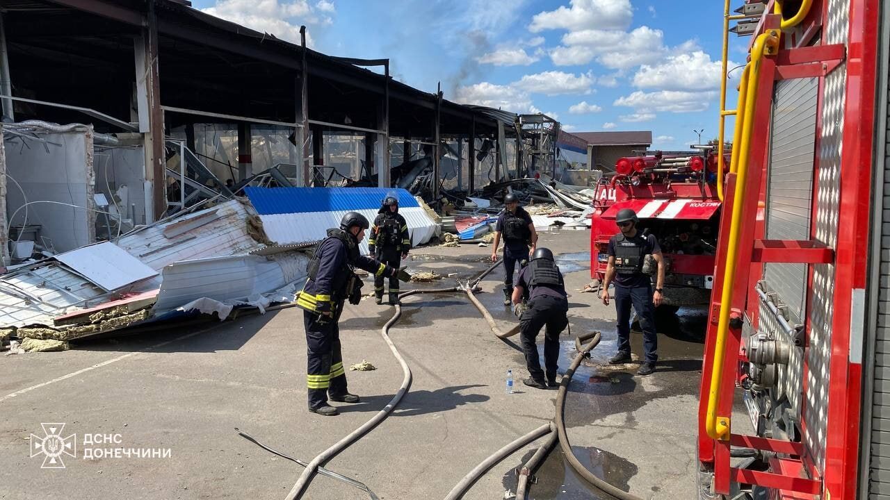 Russian attack on a shopping center in Kostiantynivka: 12 people killed, dozens wounded. Photos and videos