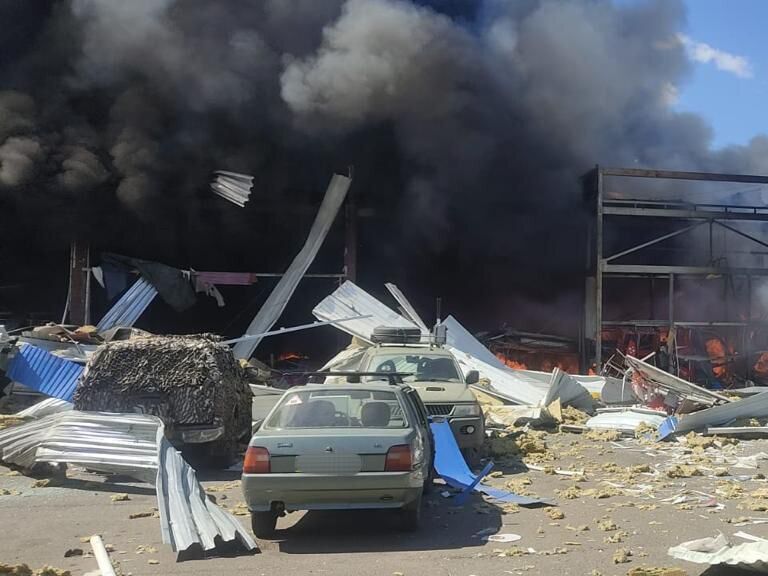 Russian attack on a shopping center in Kostiantynivka: 12 people killed, dozens wounded. Photos and videos