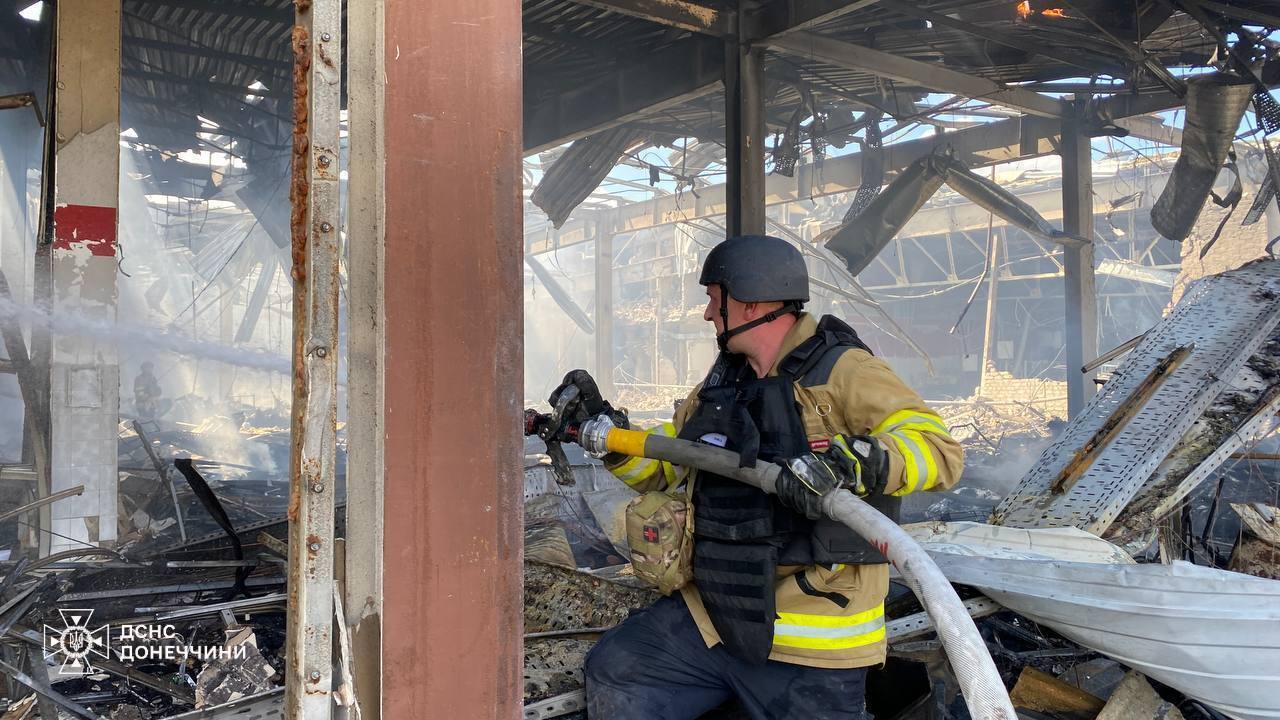 Russian attack on a shopping center in Kostiantynivka: 12 people killed, dozens wounded. Photos and videos