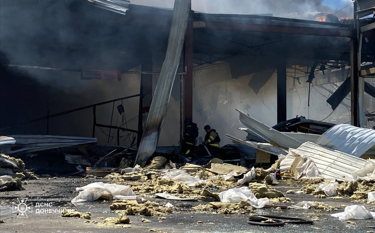 Russian attack on a shopping center in Kostiantynivka: 12 people killed, dozens wounded. Photos and videos