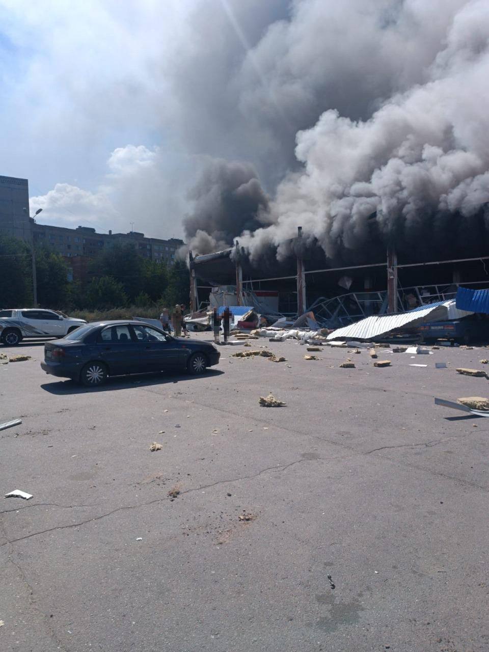 Russian attack on a shopping center in Kostiantynivka: 12 people killed, dozens wounded. Photos and videos