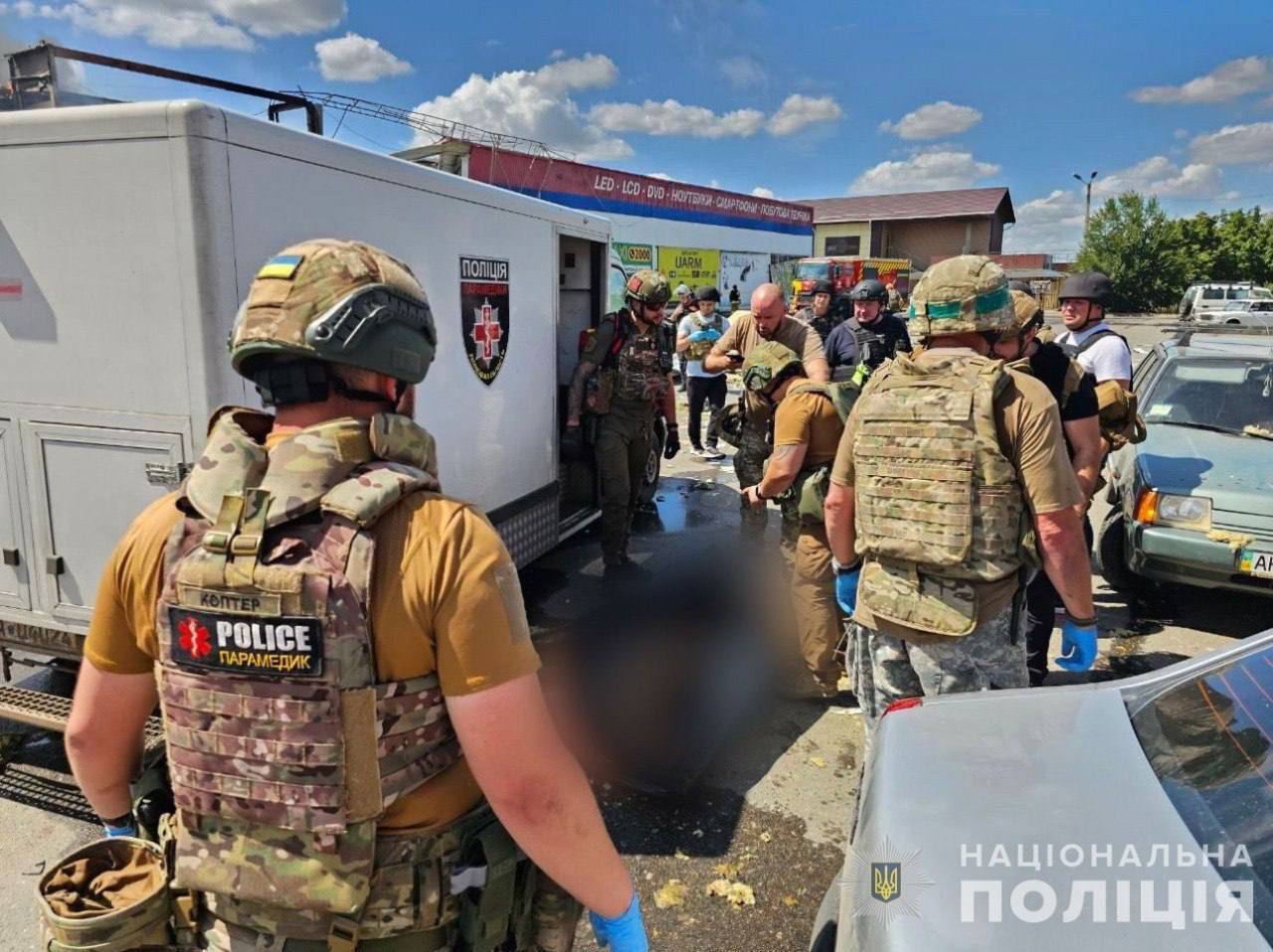 Russian attack on a shopping center in Kostiantynivka: 12 people killed, dozens wounded. Photos and videos