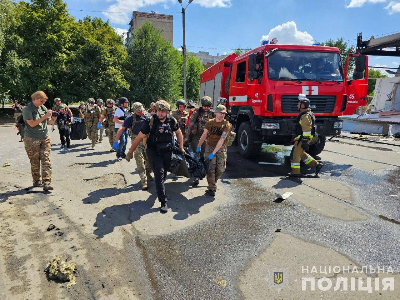 Russian attack on a shopping center in Kostiantynivka: 12 people killed, dozens wounded. Photos and videos