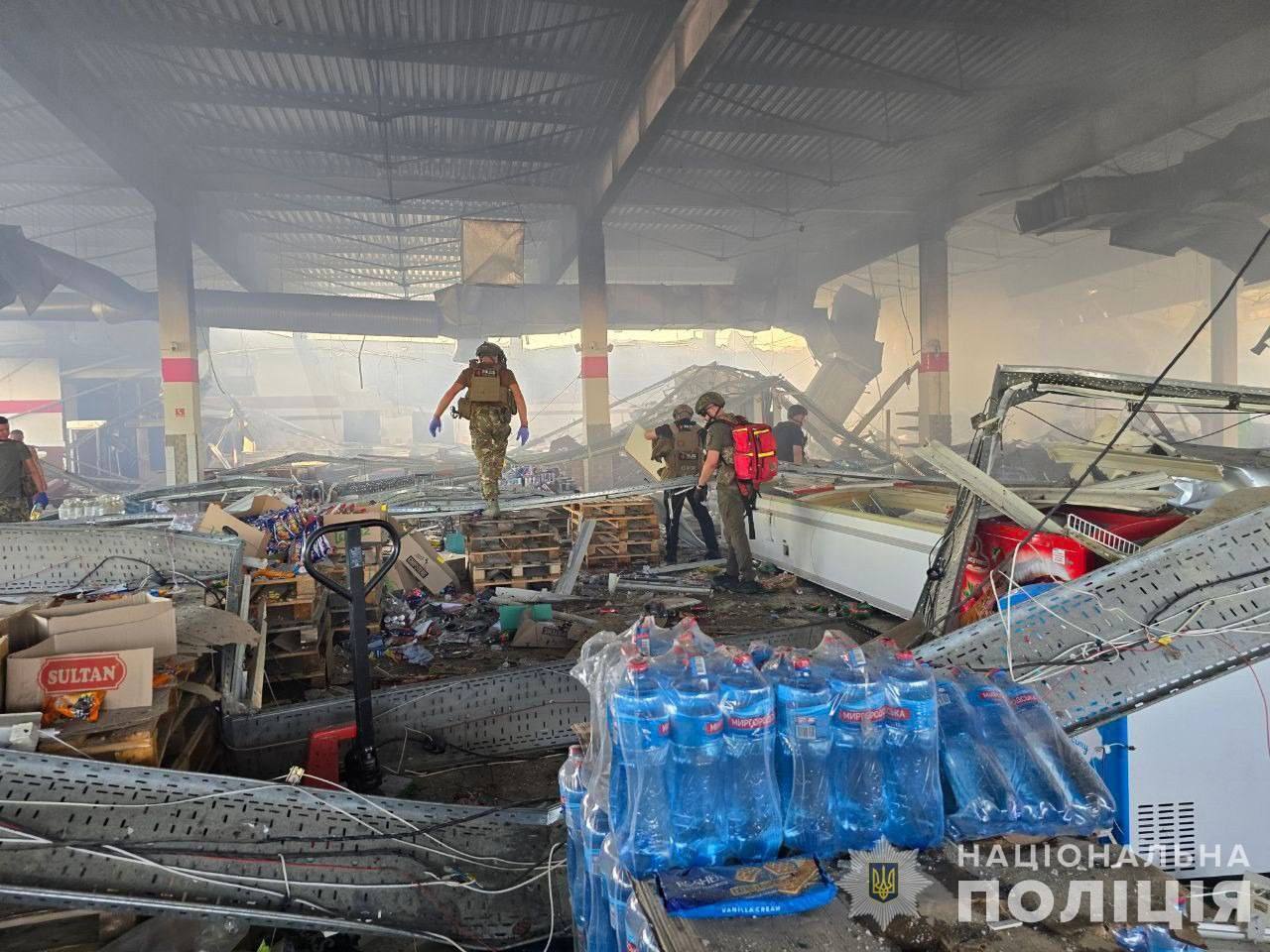 Russian attack on a shopping center in Kostiantynivka: 12 people killed, dozens wounded. Photos and videos