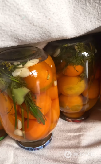 Delicious pickled tomatoes: recipe for a two-liter jar