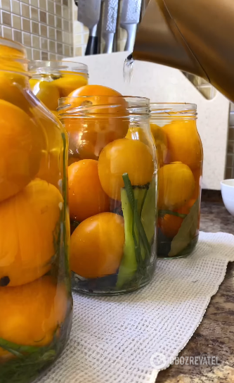 Delicious pickled tomatoes: recipe for a two-liter jar