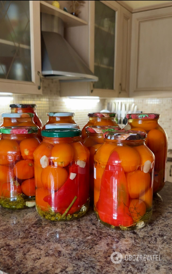 Delicious pickled tomatoes: recipe for a two-liter jar