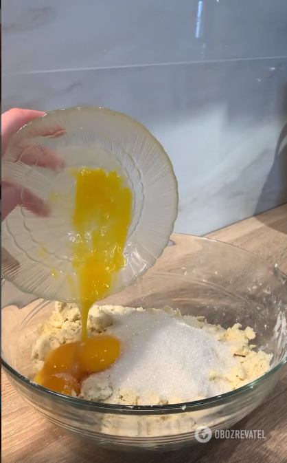 Adding yolks.