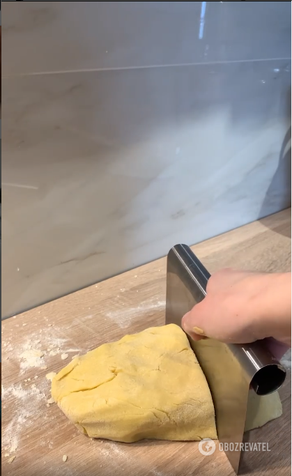 Cutting the dough into parts.