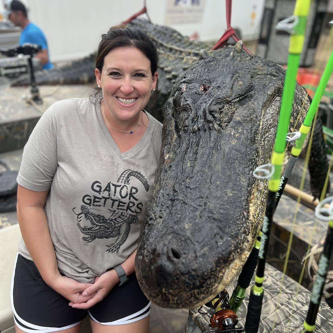 Giant 4-meter alligator caught in the United States: six hunters barely managed to hold it still. Photo