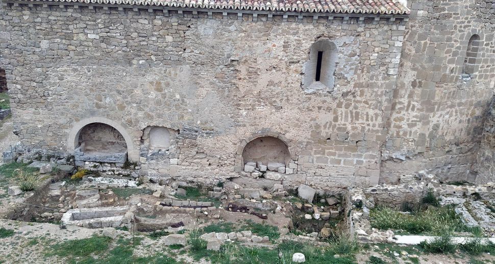 A medieval female warrior was buried with 23 monks: archaeologists were puzzled by the discovery during excavations of a castle in Spain. Photo.