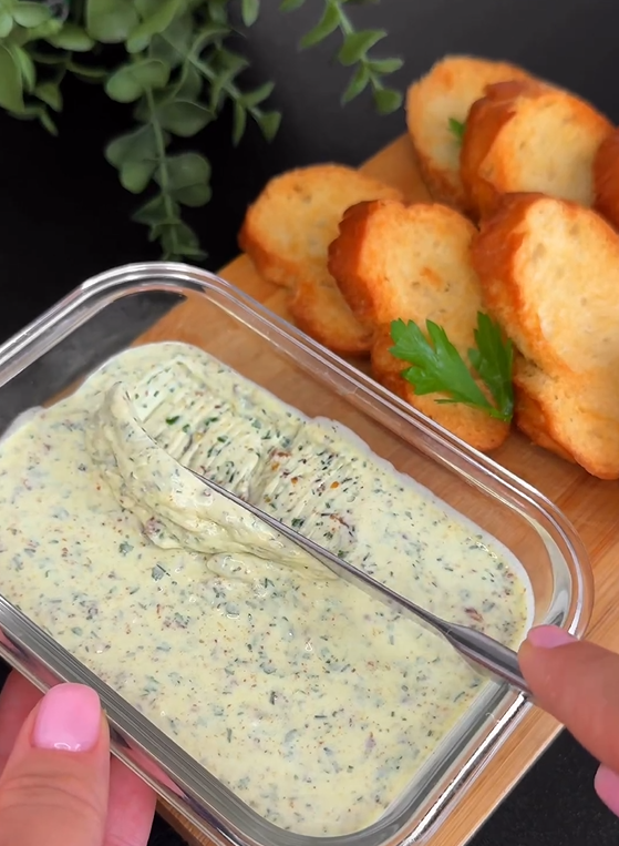 Homemade garlic butter with herbs: better than any spread