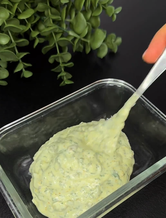 Homemade garlic butter with herbs: better than any spread