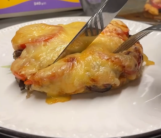 Chicken cutlet with cheese and mushrooms for lunch: how to prepare