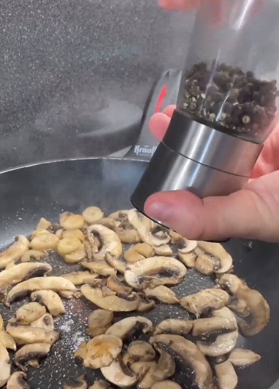 Chicken cutlet with cheese and mushrooms for lunch: how to prepare