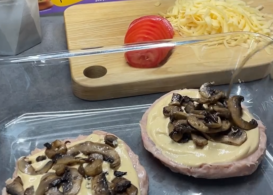 Chicken cutlet with cheese and mushrooms for lunch: how to prepare