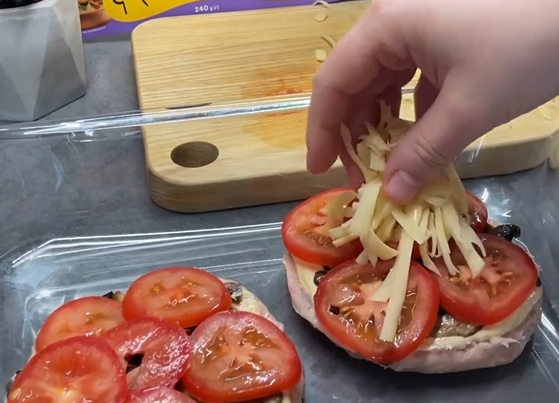 Chicken cutlet with cheese and mushrooms for lunch: how to prepare