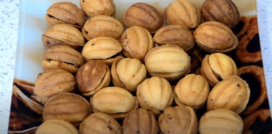 Walnut-shaped cookies with condensed milk.