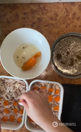 Transparent and rich aspic: made from chicken drumsticks