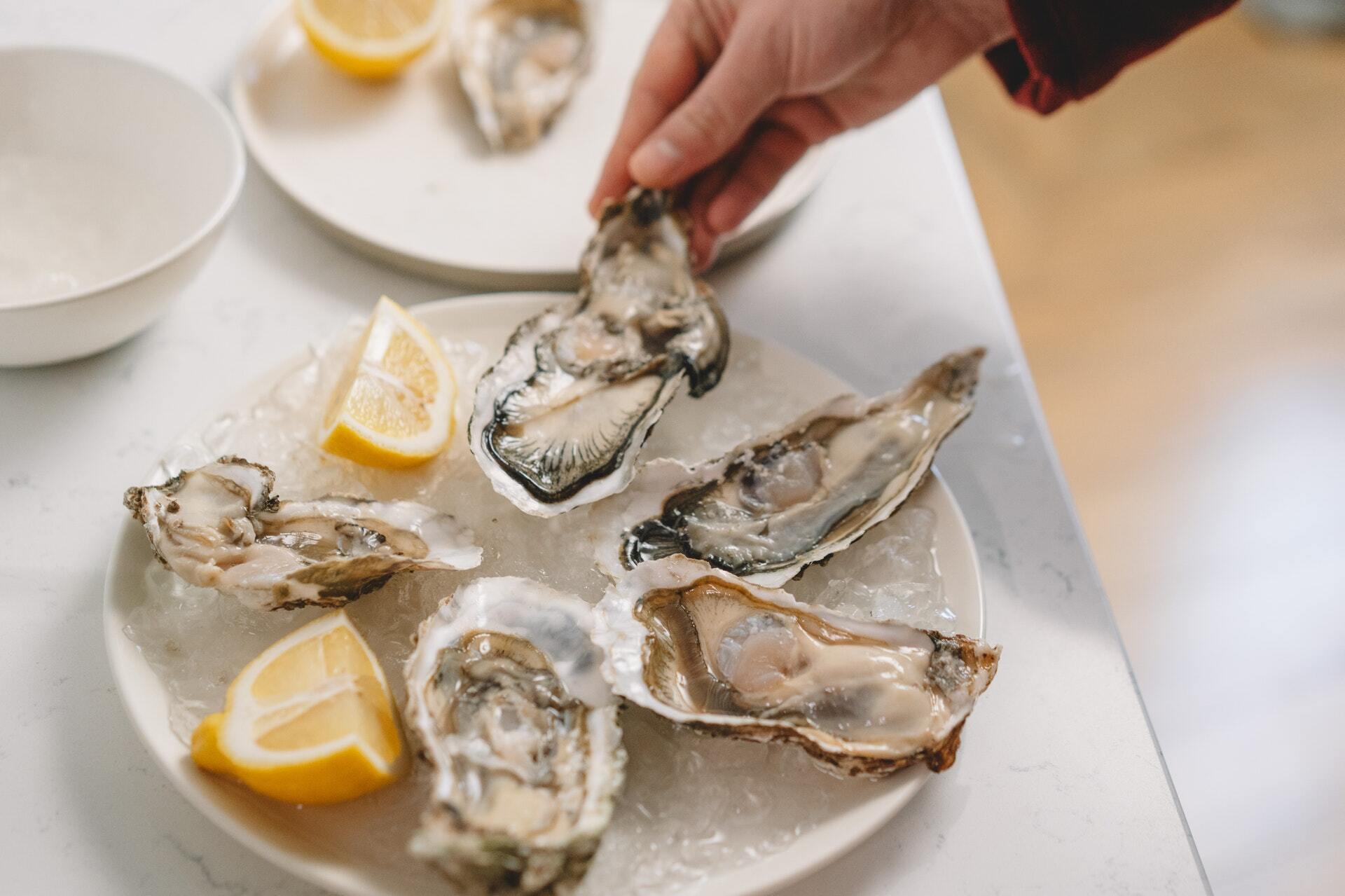 How to eat oysters