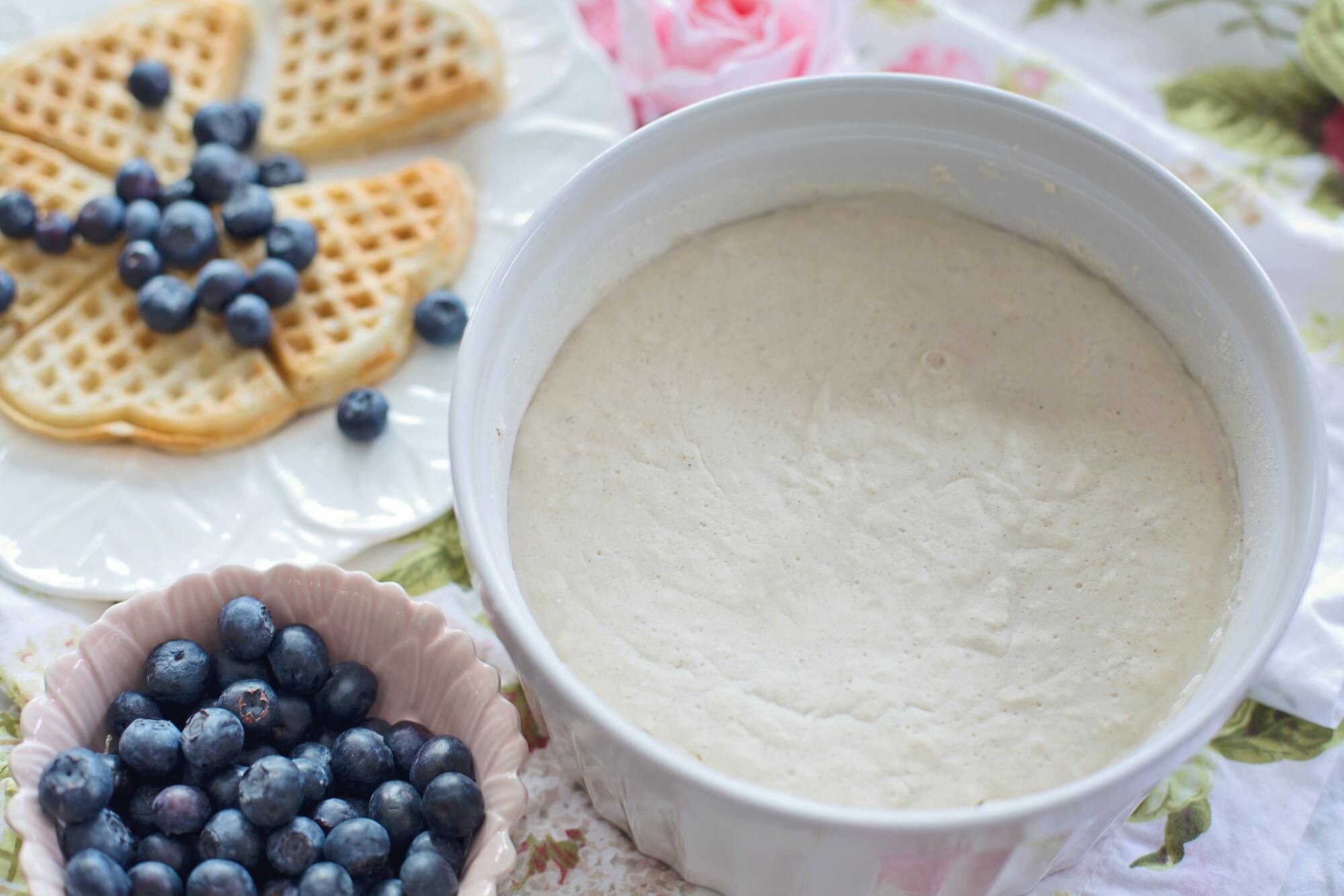 Natural sour cream cannot be gray and should not flake