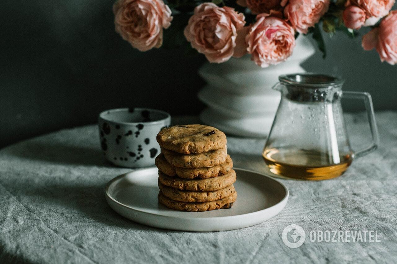 Homemade oatmeal cookies with tea