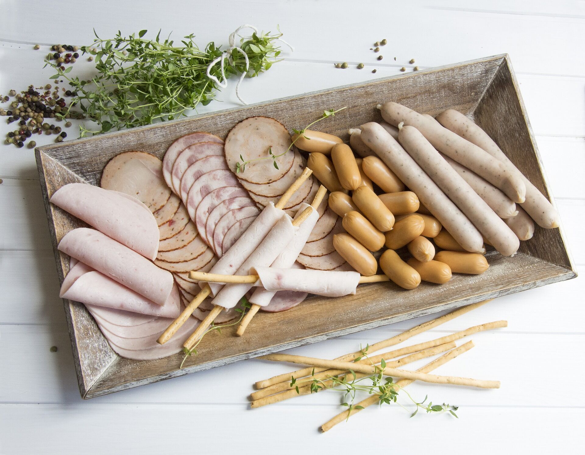 Sausages should be stored at temperatures between 2 and 6 degrees