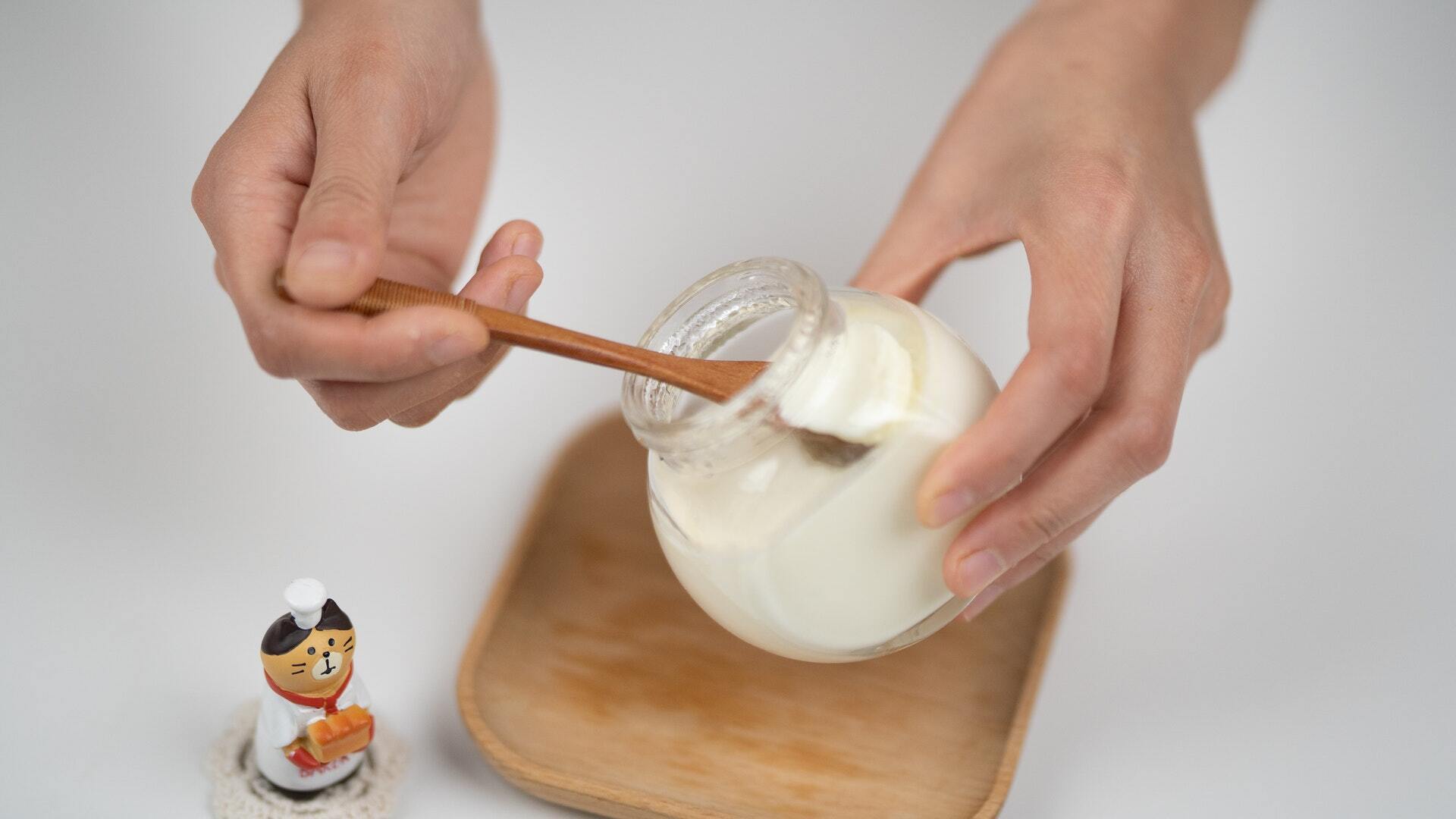 Good sour cream should be white without grains and bitterness