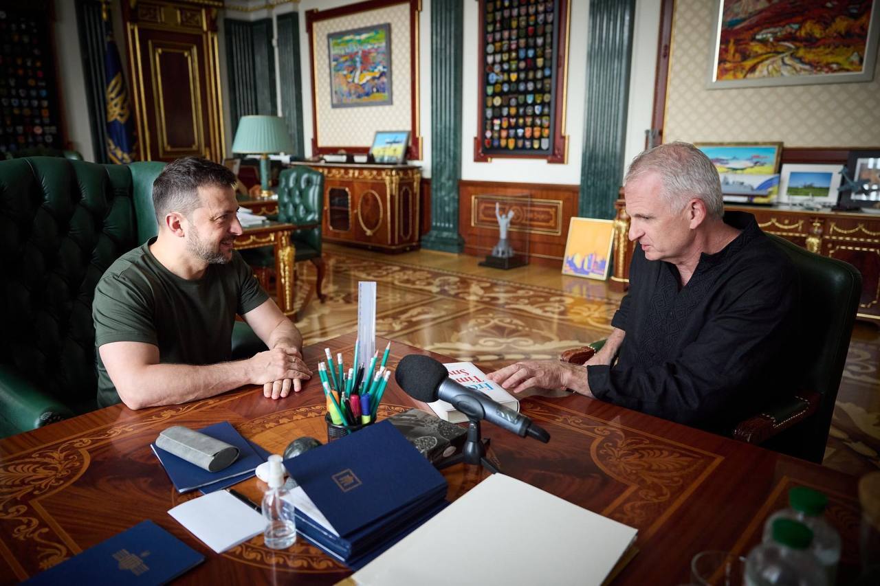 Timothy Snyder spoke fluent Ukrainian and made a special gift to Volodymyr Zelenskyy during a personal meeting