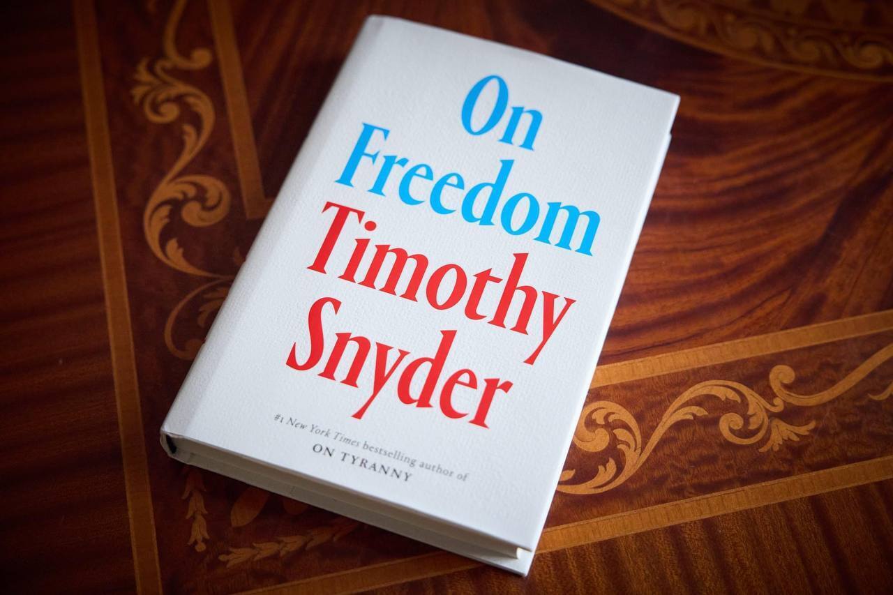 Timothy Snyder spoke fluent Ukrainian and made a special gift to Volodymyr Zelenskyy during a personal meeting