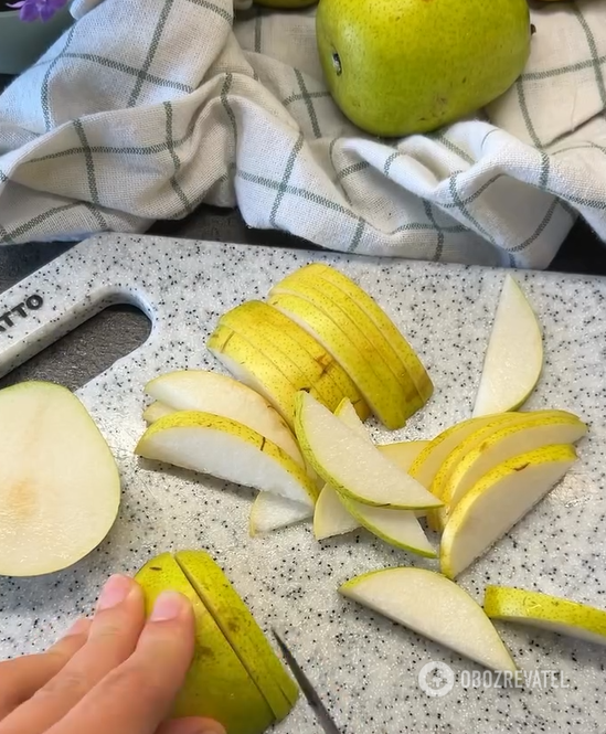 Fall pear pie for tea: how to make an airy dessert