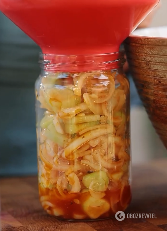 Sweet and sour cucumbers in spicy sauce for winter: how to prepare a delicious appetizer