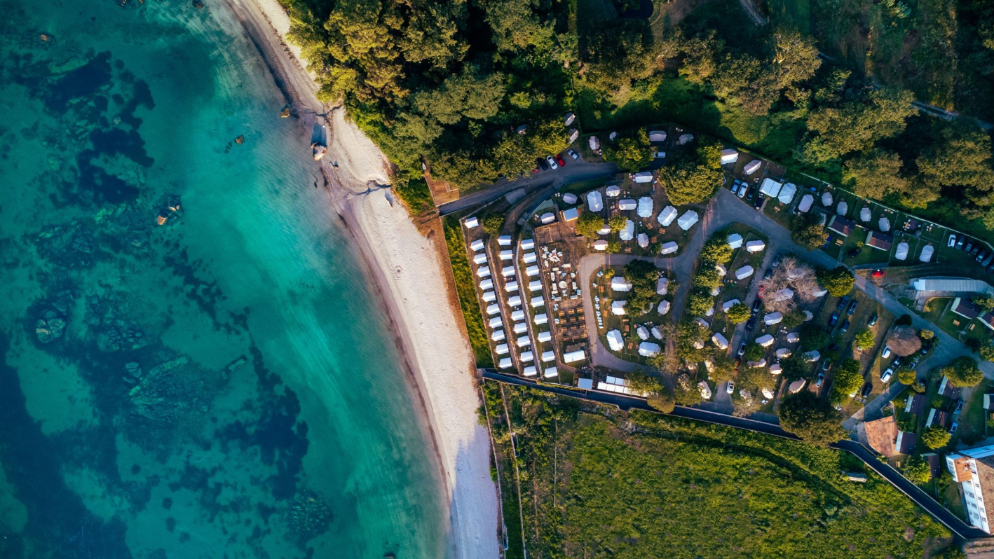 Gdzie wybrać się na niedrogie wakacje w Europie: opcja plażowa porównywana do Karaibów