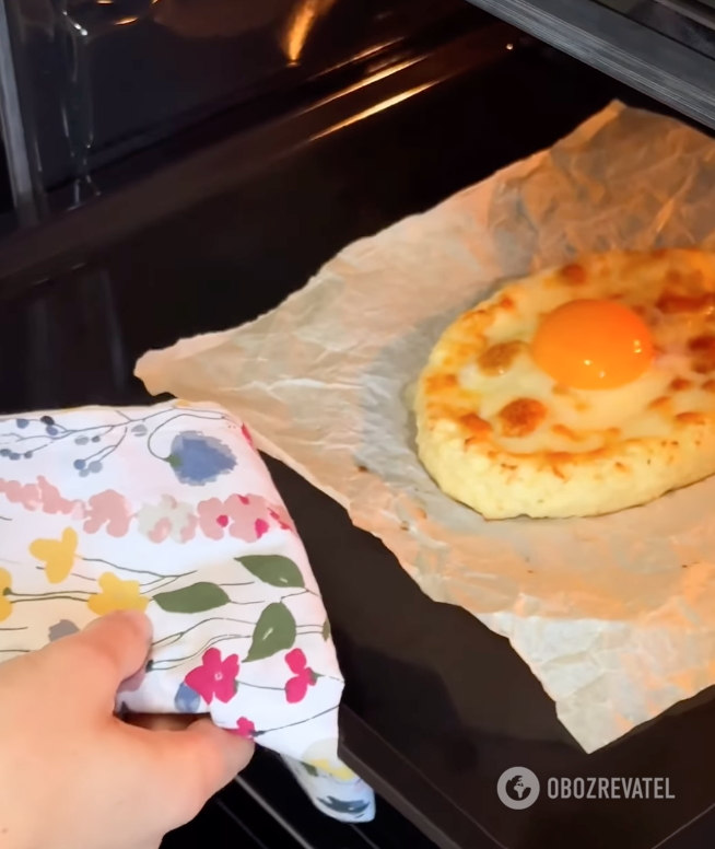 Delicious khachapuri.