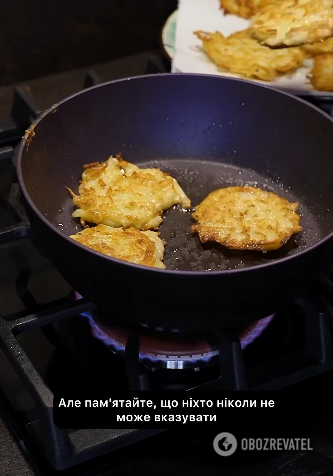 How to cook potato pancakes so that they don't turn gray: a food blogger shows the technology