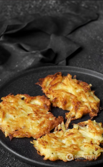 How to cook potato pancakes so that they don't turn gray: a food blogger shows the technology