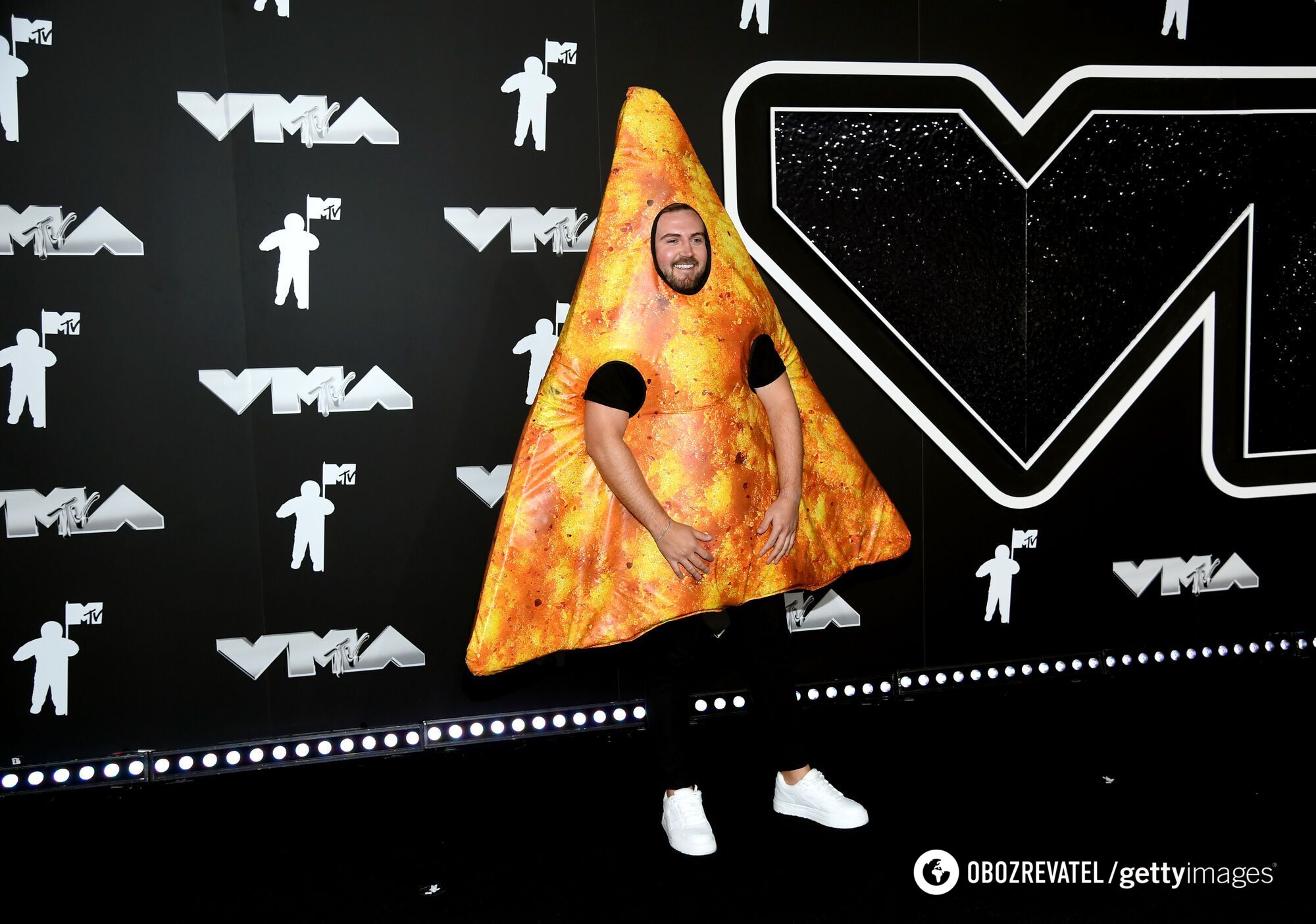 In a chip suit and no dress: the strangest looks of stars at the MTV awards. Photo