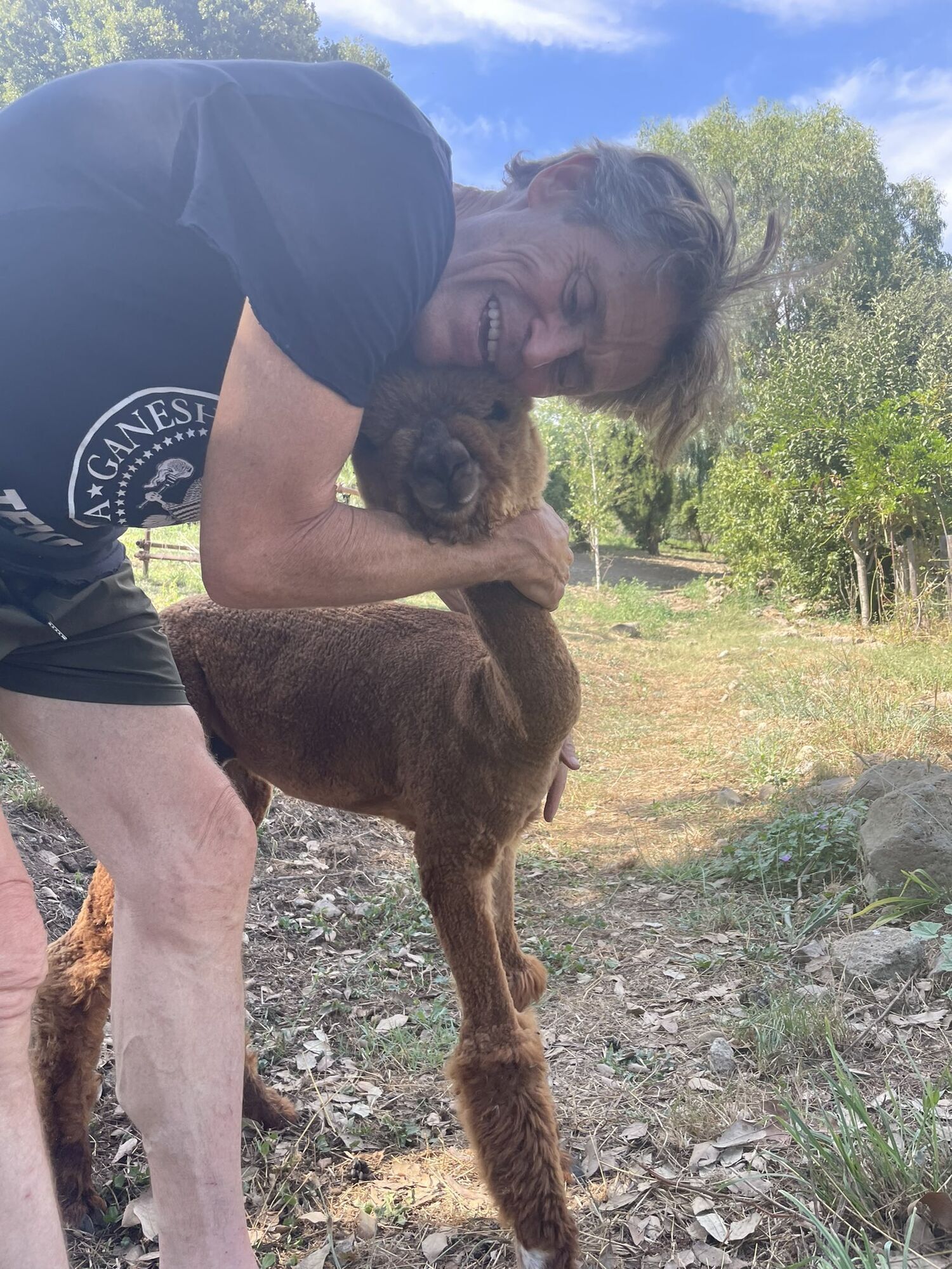 Willem Dafoe kissed a llama on the red carpet and touched the web. Viral photo