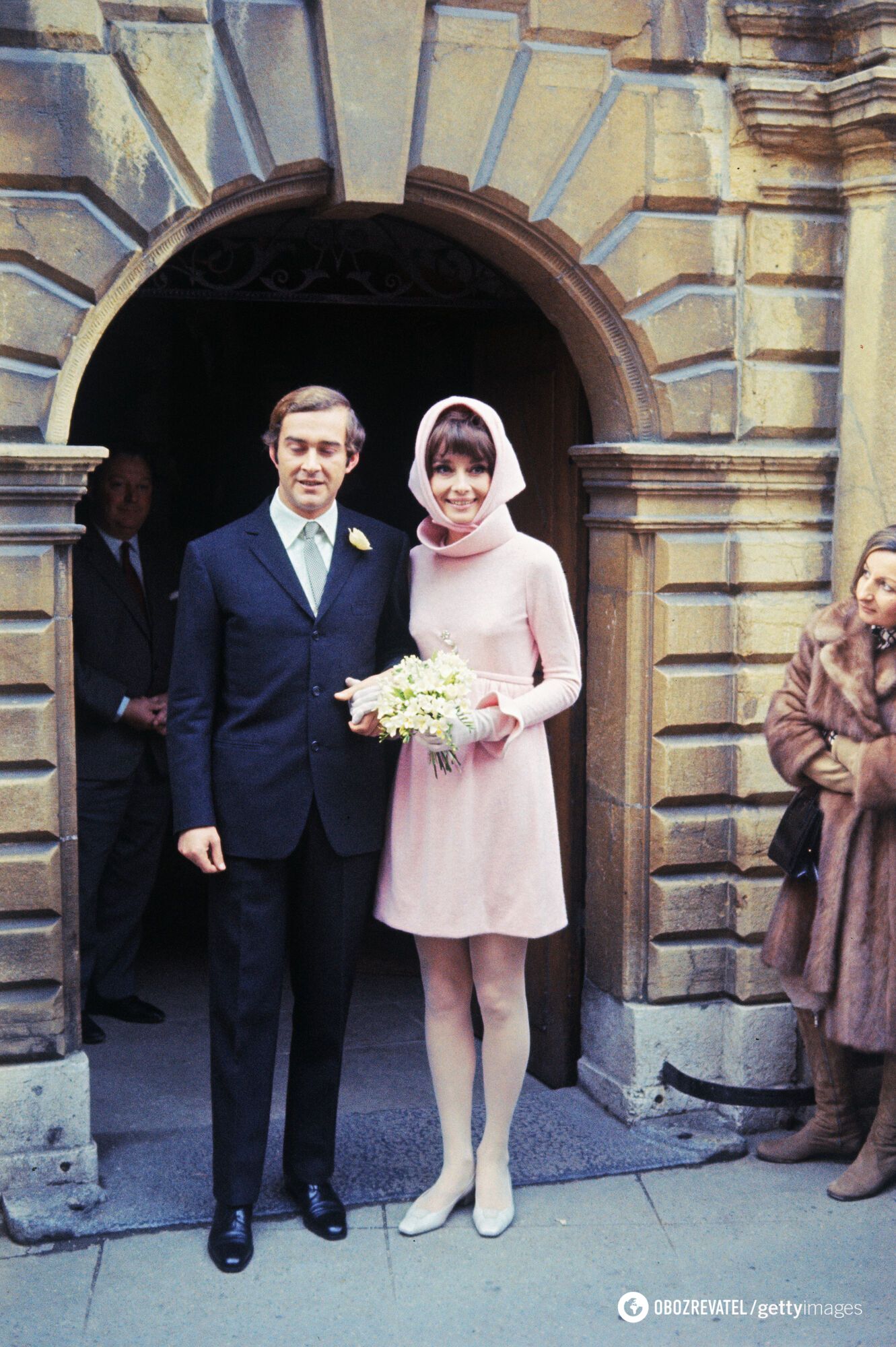 7 star brides who wore mini dresses to their weddings and changed the fashion world forever. Photo