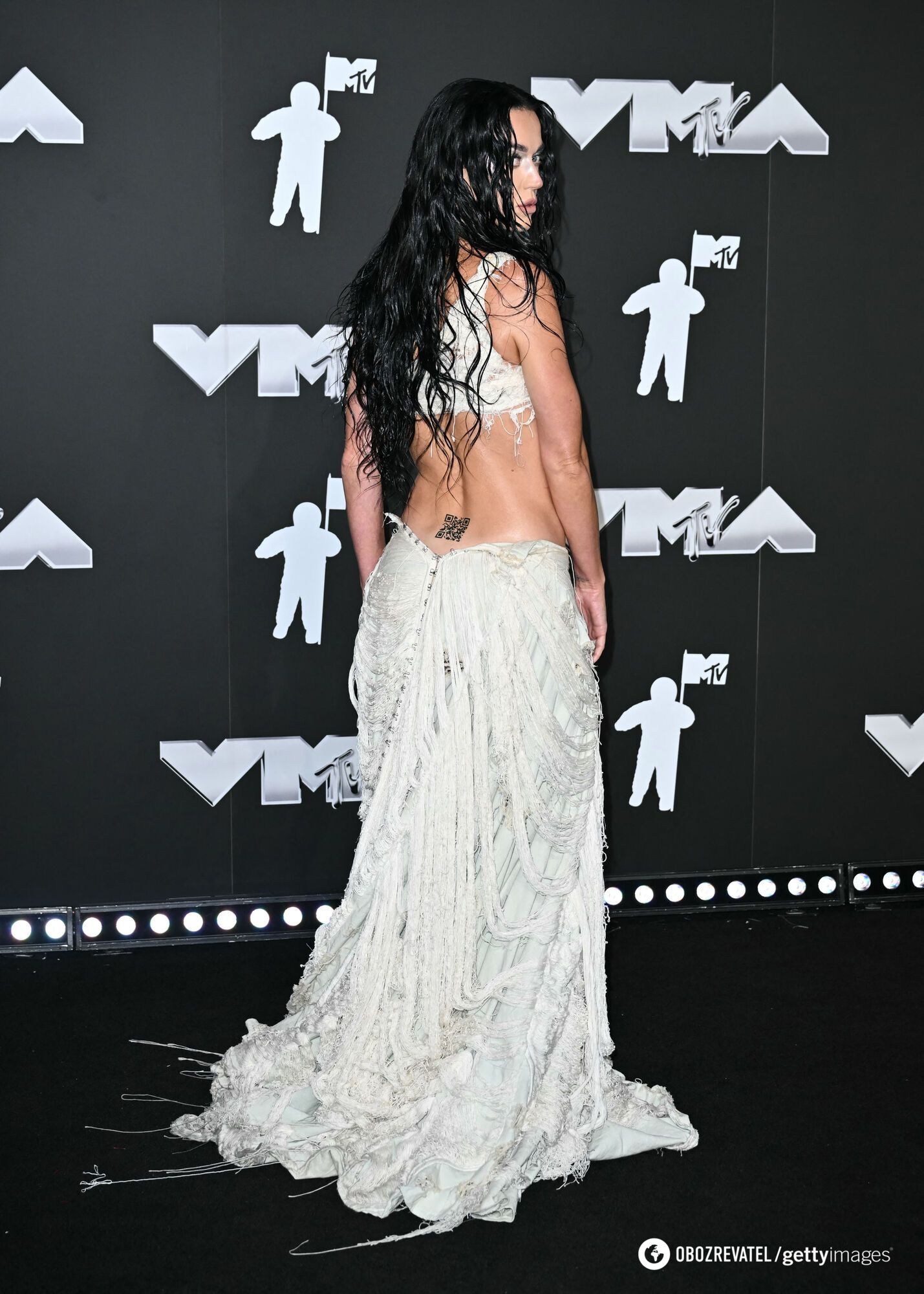 In a chip suit and no dress: the strangest looks of stars at the MTV awards. Photo