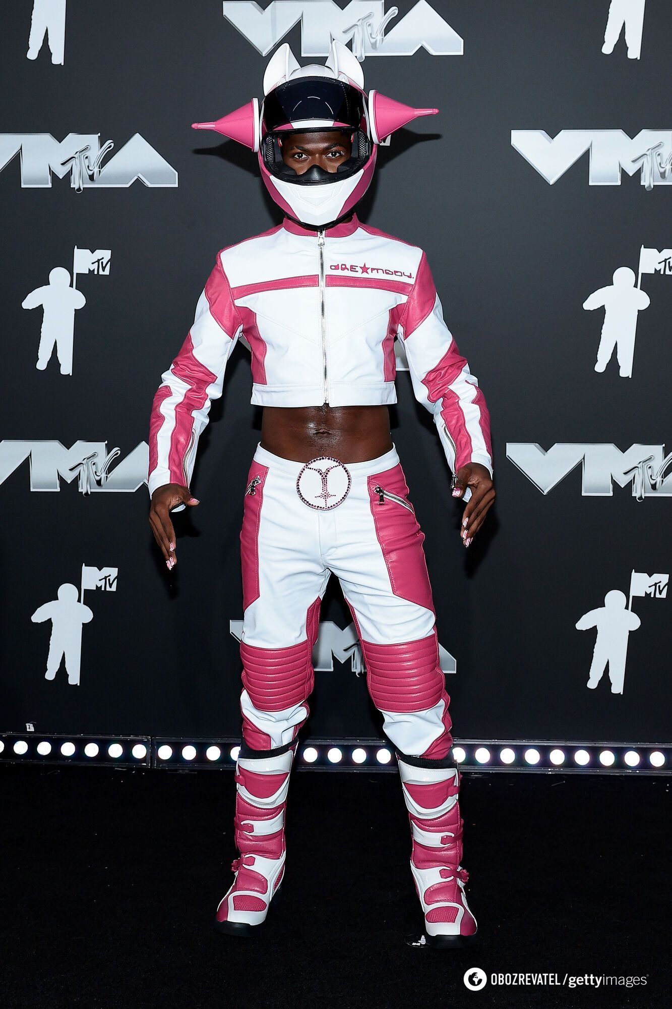 In a chip suit and no dress: the strangest looks of stars at the MTV awards. Photo