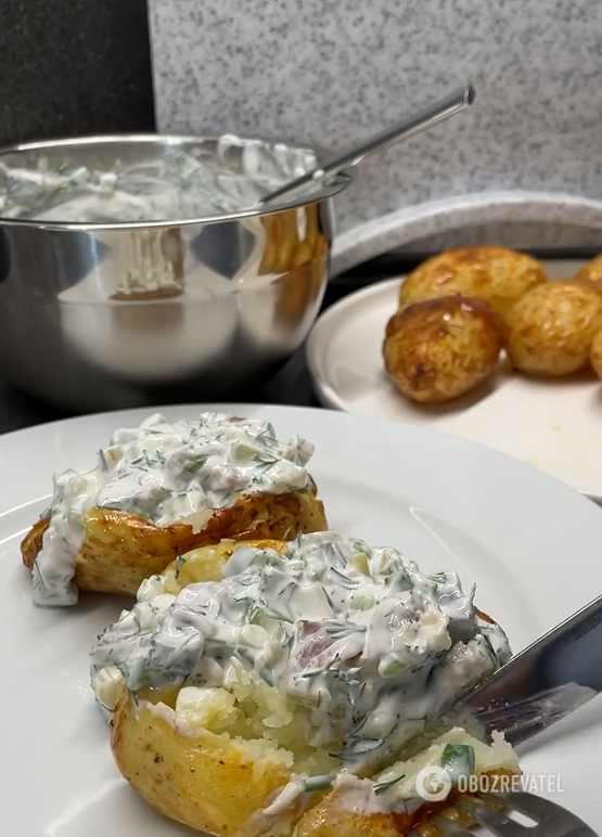 How to cook potatoes with herring deliciously: bake and also make a sauce