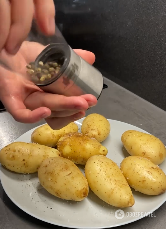 How to cook potatoes with herring deliciously: bake and also make a sauce