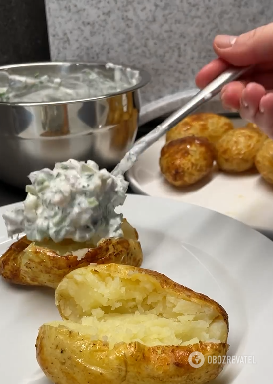 How to cook potatoes with herring deliciously: bake and also make a sauce