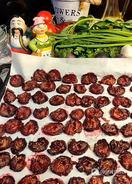 How to dry plums at home: a delicious appetizer option