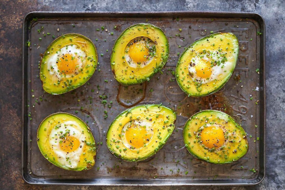 Breakfast in 10 minutes: eggs baked in avocado